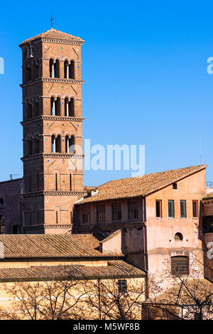 Église Santa Francesca Romana (Basilica di Santa Francesca Romana), précédemment connu sous le nom de Santa Maria Nova, Rome, Italie, à côté du Forum Romain. Banque D'Images