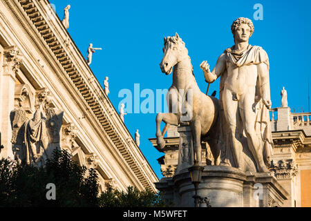 L'un des deux Dioscures (Gemini twins - ou de Castor et Pollux) statues sur la colline du Capitole à Rome. Banque D'Images