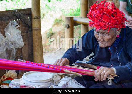 Kalaw : weaver de Pa-O tribu à tisser, , l'État de Shan, Myanmar (Birmanie) Banque D'Images
