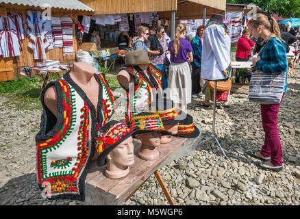 Vêtements traditionnelle ukrainienne affiche le jour du marché dans la ville de Kosiv, Carpates, Pokuttya, région de l'Prykarpattia, Références, U Banque D'Images