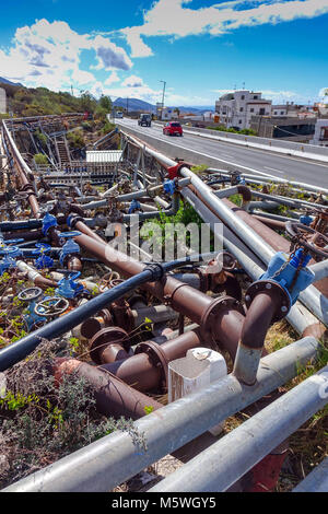 Une masse confuse de tuyaux d'eau au bord de la route, Guia de Isora, Teneriffe Banque D'Images