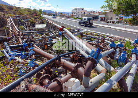 Une masse confuse de tuyaux d'eau au bord de la route, Guia de Isora, Teneriffe Banque D'Images