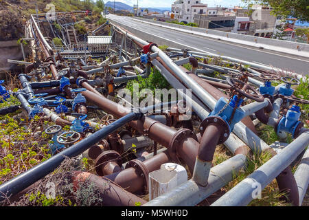 Une masse confuse de tuyaux d'eau au bord de la route, Guia de Isora, Teneriffe Banque D'Images