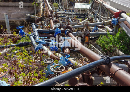 Une masse confuse de tuyaux d'eau au bord de la route, Guia de Isora, Teneriffe Banque D'Images