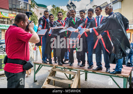 Les étudiants arabes, pour célébrer l'obtention du diplôme de Ivano-Frankivsk Université nationale de médecine, la place Adam Mickiewicz à Ivano-Frankivsk, Ukraine Banque D'Images