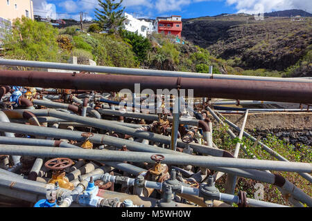 Une masse confuse de tuyaux d'eau au bord de la route, Guia de Isora, Teneriffe Banque D'Images