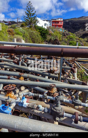 Une masse confuse de tuyaux d'eau au bord de la route, Guia de Isora, Teneriffe Banque D'Images