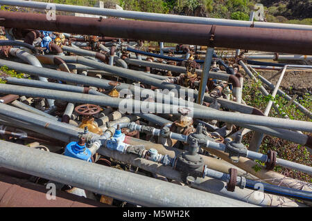 Une masse confuse de tuyaux d'eau au bord de la route, Guia de Isora, Teneriffe Banque D'Images