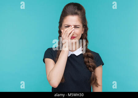 Femme malheureuse pleurer et ont la tristesse d'oeil. Piscine, studio shot on blue background Banque D'Images