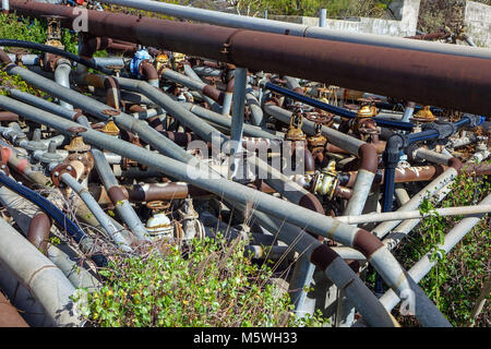 Une masse confuse de tuyaux d'eau au bord de la route, Guia de Isora, Teneriffe Banque D'Images