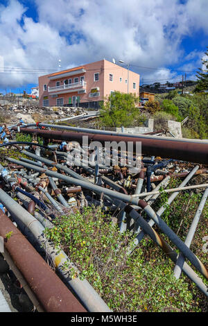 Une masse confuse de tuyaux d'eau au bord de la route, Guia de Isora, Teneriffe Banque D'Images