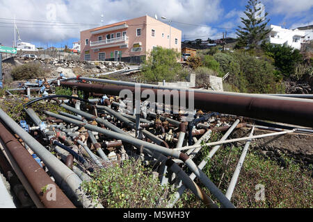 Une masse confuse de tuyaux d'eau au bord de la route, Guia de Isora, Teneriffe Banque D'Images