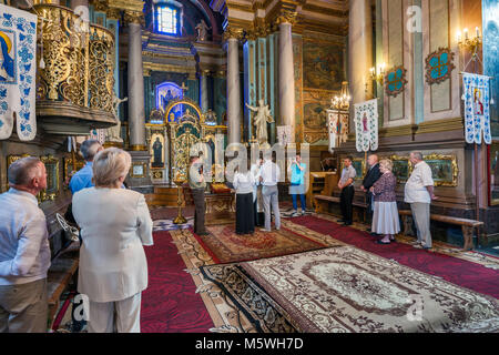 Cérémonie de baptême à l'Église orthodoxe autocéphale ukrainienne, l'Immaculée Conception ancienne église arménienne, 1742, à Ivano-Frankivsk, Ukraine Banque D'Images