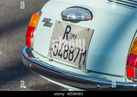 Une Fiat 500 classique avec les Roms à Rome les plaques de numéro de rue de la ville. Lazio, Italie. Banque D'Images