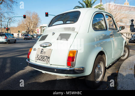 Une Fiat 500 classique avec les Roms à Rome les plaques de numéro de rue de la ville. Lazio, Italie. Banque D'Images