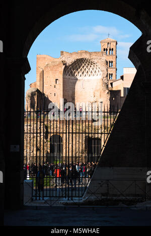 Temple de Vénus et Rome vu du Colisée, Forum Romain, la tour de l'église en arrière-plan est Santa Francesca Romana. Rome, Latium, Italie. Banque D'Images