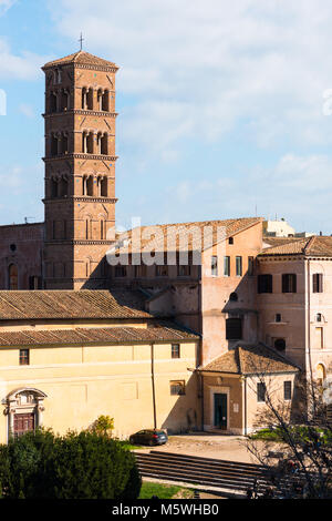 Église Santa Francesca Romana (Basilica di Santa Francesca Romana), précédemment connu sous le nom de Santa Maria Nova, Rome, Italie, à côté du Forum Romain. Banque D'Images