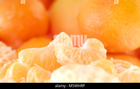 Ensemble de segments d'orange et fruits pelés Banque D'Images