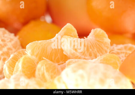 Ensemble de segments d'orange et fruits pelés Banque D'Images