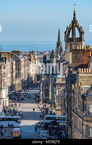 Vue vers le bas du Royal Mile historique dans la vieille ville d'Édimbourg, Écosse, Royaume-Uni Banque D'Images