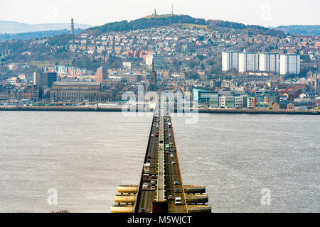 Vue sur Ville de Dundee à partir de la route Tay Bridge à Tayside, Ecosse, Royaume-Uni Banque D'Images