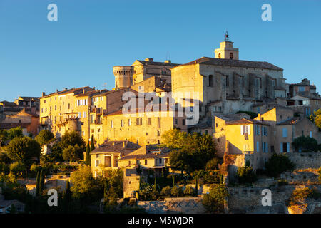 Gordes Apt Vaucluse Provence-Alpes-Côte d'Azur France dans la lumière du soir Banque D'Images