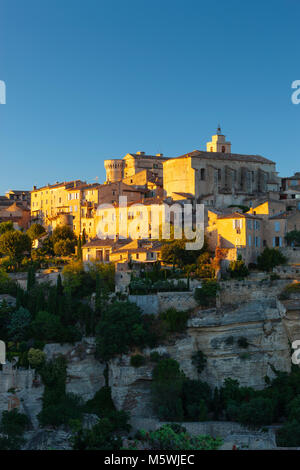 Gordes Apt Vaucluse Provence-Alpes-Côte d'Azur France dans la lumière du soir Banque D'Images