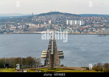 Vue sur Ville de Dundee à partir de la route Tay Bridge à Tayside, Ecosse, Royaume-Uni Banque D'Images