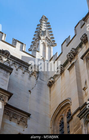 Les gargouilles en pierre sculptée sur un grotesques / bâtiment de l'université d'Oxford. Oxford, Oxfordshire, Angleterre Banque D'Images