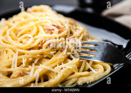 Spaghetti carbonara avec oeuf et la Pancetta Banque D'Images