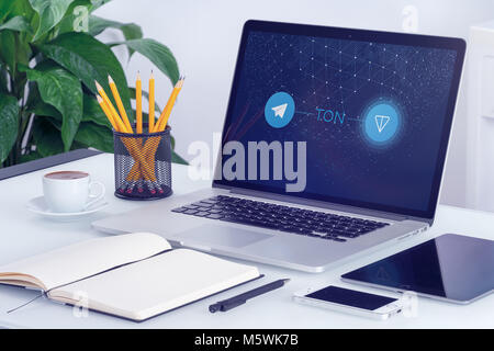 Télégramme Réseau ouvert ton livre blanc sur l'écran du portable. Banque D'Images