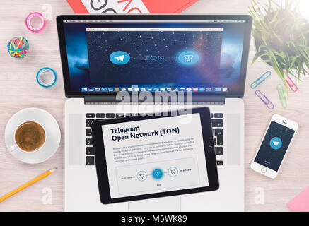 Télégramme Réseau ouvert ton livre blanc sur les écrans macbook ipad et iphone. Banque D'Images