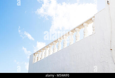 Low angle shot d'une balustrade de pierre blanche classique dans une nouvelle construction à Lanzarote, Espagne Banque D'Images