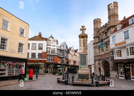 CANTERBURY, UK - Oct 1, 2013 : le mémorial de guerre et par l'entrée de la cathédrale square Buttermarket le matin. Canterbury est un lieu historique English cathedra Banque D'Images