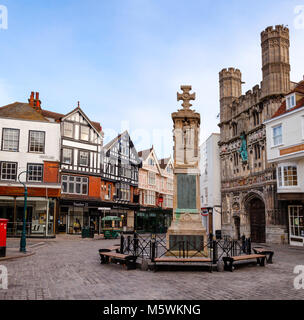 CANTERBURY, UK - Oct 1, 2013 : le mémorial de guerre et par l'entrée de la cathédrale square Buttermarket le matin. Canterbury est un lieu historique English cathedra Banque D'Images