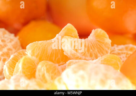 Ensemble de segments de mandarine et les fruits pelés Banque D'Images