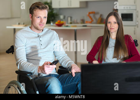 Couple watching television Banque D'Images