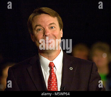 Concord, NH 1-5-07 L'ancien sénateur John Edwards adresse une foule à Concord, NH. Il est l'espoir de gagner ou de venir en second dans la primaire démocrate dans le New Hampshire. Photo par Patsy Lynch/ MediaPunch Banque D'Images