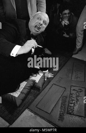 Baltimore, MD 16 février 1988 Divine (Harris Glen Milstead) de la première de l'orginial film, 'Hairspray'. Il s'apprête à ajouter son nom à la Baltimore 'Walk of Fame'. La divine est mort six semaines après la première. Credit : Patsy Lynch/MediaPunch Banque D'Images