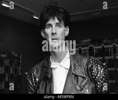 Baltimore, MD Le 16 février 1988, Ric Ocasek, chanteur avec LES VOITURES , de la première de l'orginial film, 'Hairspray' mort Divine six semaines après la première. Credit : Patsy Lynch/MediaPunch Banque D'Images