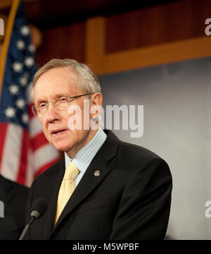 Washington, DC 4-7-2011 Chef de la majorité au Sénat, Harry Reid, D-NV est rejoint par d'autres sénateurs Demorcatic pour discuter du budget impass. Reid dynamité la maison "Tea Party" les membres qui il reproche de ne pas accepter de compromis de loi qui empêcherait le gouvernement américain d'arrêter au cours de la fin de semaine. Credit : Patsy Lynch/MediaPunch Banque D'Images