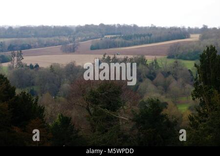 Vue magnifique sur le paysage de France campagne avec un tracteur dans la distance Banque D'Images