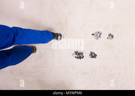 Portrait de personne marchant avec empreinte boueuse sur tapis Banque D'Images