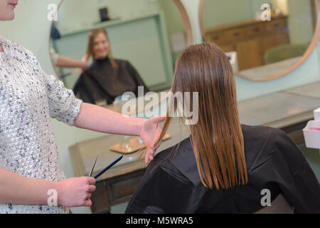 Libre coiffure coiffeur fait hairstyle Banque D'Images