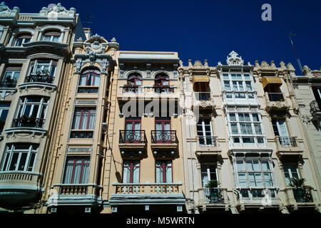 Vitrage balcons, appelés galerias, représentent l'architecture traditionnelle au centre-ville Banque D'Images