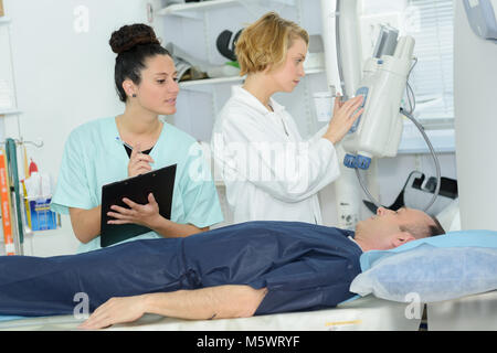 Médecin à la patiente en passant par ct scan Banque D'Images