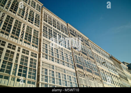 Façades le long de l'Avenida da Marina, à côté de Marina Coruna, aka connue sous le nom de port Coruna Banque D'Images