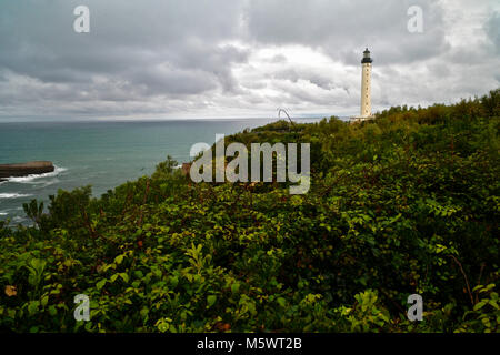 Le phare de Pointe Saint Martin surplombe l'Atlantique de la côte basque Banque D'Images