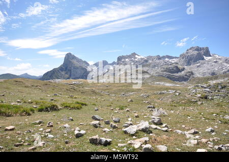 Vue sur les montagnes depuis les montagnes Cantabriennes, nord de l'Espagne. Premier plan rocheux de la chaîne de montagnes avec ciel bleu et nuages. Banque D'Images