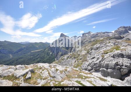 Vue sur les montagnes depuis les montagnes Cantabriennes, nord de l'Espagne. Premier plan rocheux de la chaîne de montagnes avec ciel bleu et nuages. Banque D'Images